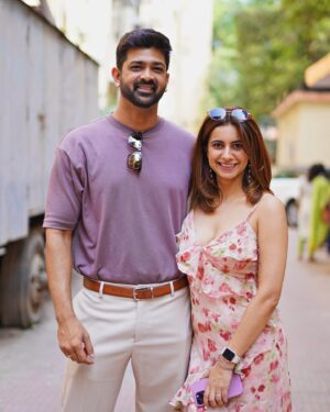 Kanupriya Gupta Instagram - Nothing but smiles as we head towards the New Year. 💜🤍 Truly grateful for this life and each other. Hope you all have a wonderful New Year!! 😍❤️

#NewYear #2425