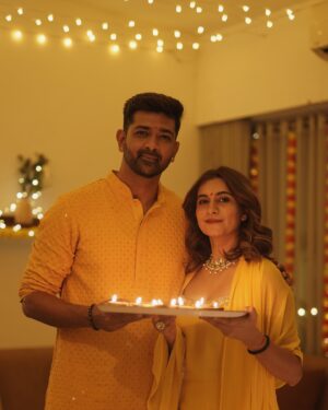 Kanupriya Gupta Instagram - Hope your Diwali was as special as mine… 🪔✨

Sending you all so much love and warmth and I pray you have people who brighten up your lives and I have these bunch of super souls ♥️

Photos by none other than our @rekabira_ 
My outfit @dcmumbai 

#diwali2024 #diwali #familytime #couplelove