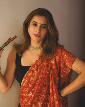 Kanupriya Gupta Instagram - A quick photoshoot before I headed out for playing garba, loved dressing for the event  hosted by @funcho 
Thank you for having me….🥳

📸 @rekabira_ 

#garbanight #indianwear #dressingup #photooftheday #navratri