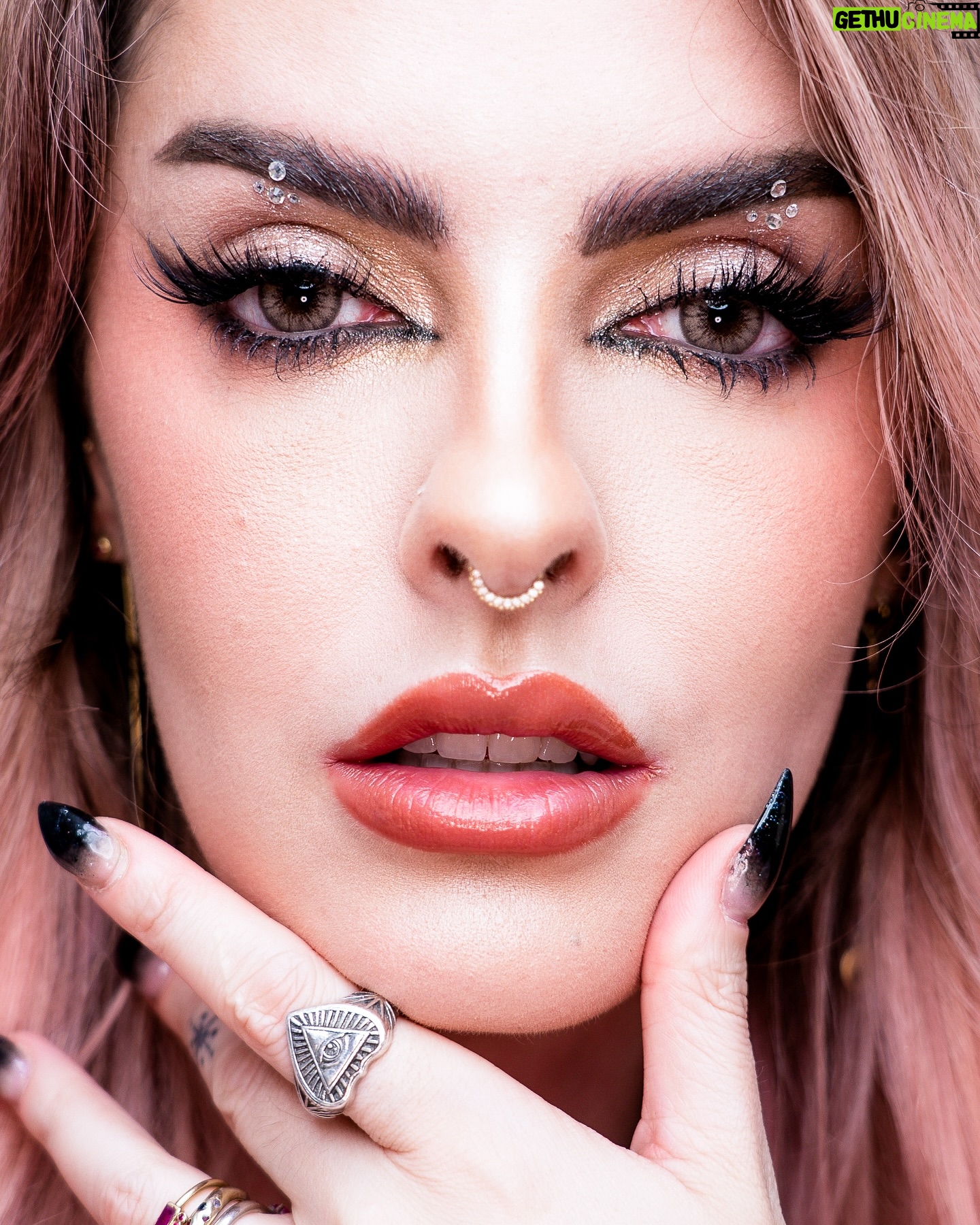 Karen Bachini - 12.2K Likes - Inspiração de make para o clã usar no ano novo 🤍 Não tem como errar com um delineado pedrinhas!!! 🥂✨