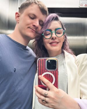 Karen Bachini Instagram - Oi clãaaaaaa 🩷 Selfiezinha no elevador com o yoshi, que quase nunca aparece por aqui - mais low profile que ele não existe 😂😂😂