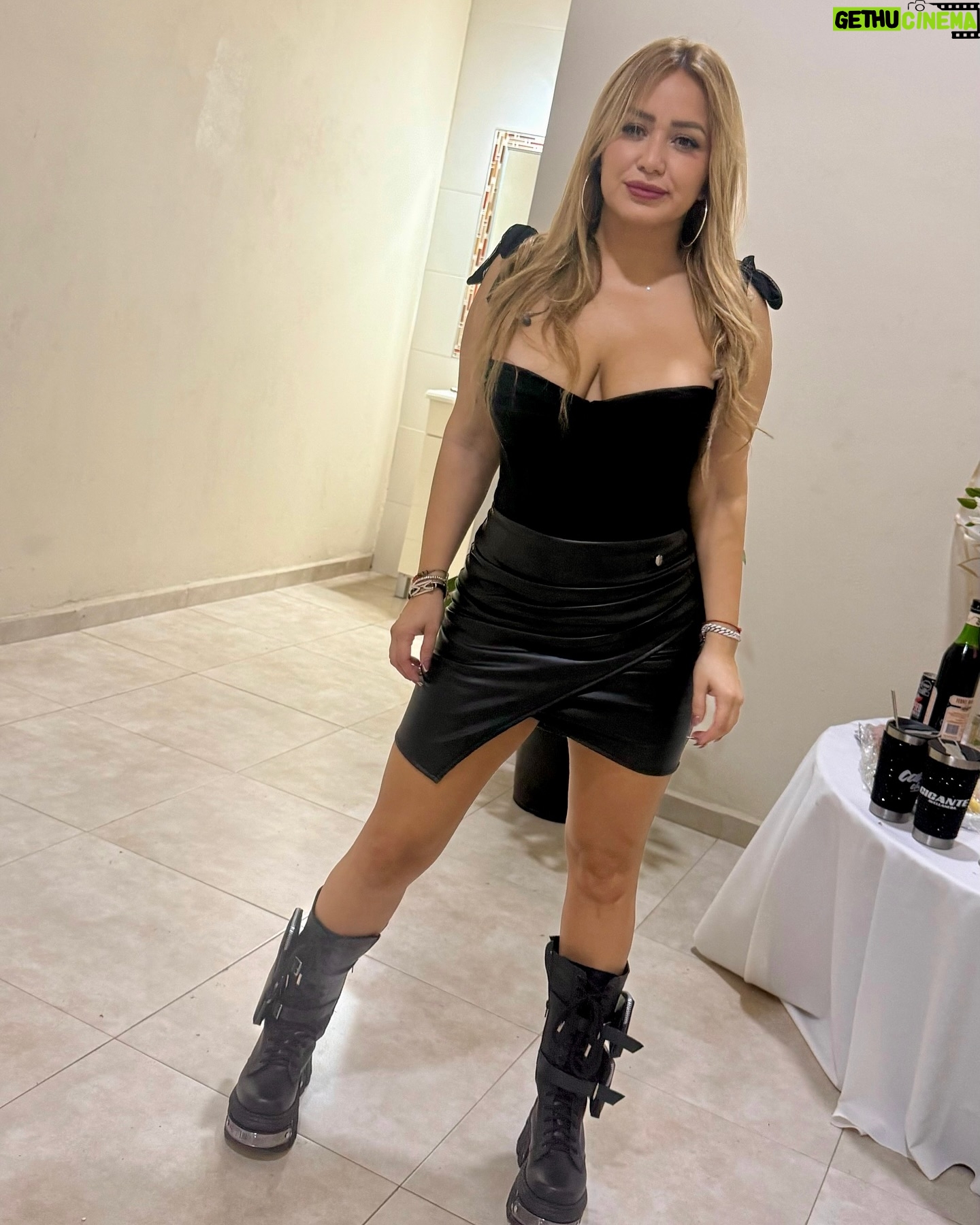 Karina 'La Princesita' - 213.1K Likes - @rodrigomesina y su sesiΓ³n de fotos!
La 6 y 7 son para Γ©l cuando me quiere hacer tentar.
@celesteuria me dejΓ³ impecable a pesar del peeling que tenΓa.
Y a todos los que fueron a verme este fin de semana gracias!!! Xq hicieron que vivamos dos noches espectaculares. β¨