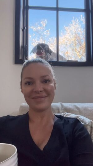 Katherine Heigl Instagram - I just love the soothing sounds of Bear licking the window behind me as I sip my morning coffee…😏 #rescuedog #jasonheiglfoundation #badlandsranchpets #cutedogs