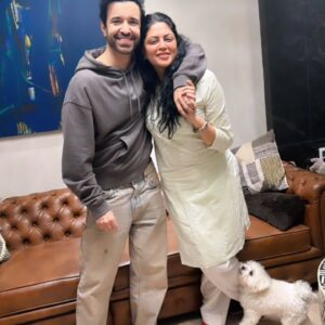 Kavita Kaushik Instagram - Hayye Daiyya kahan jaau mai F.i.R likhaaun 
#This❤️❤️❤️ #My #whole #heart
@aamirali
@sapna_sikarwar08 
@gopibhalla 
@sandeepaanand
Gulguley , Shashank and some important members were missed