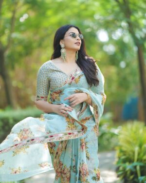 Kavya Shetty Instagram - 🧚🏻‍♂️✨💚

Wearing @samyakksarees @samyakkclothing 
Click @sumanthpxl @frozenmoment_s 
Jewellery @nayrasbynethra 
Makeup & Hair @manjunattha.n 
#kavyashetty #bengaluru