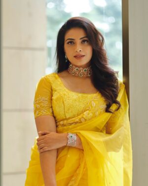 Kavya Shetty Instagram - 💛✨🫰

Designer @maya_designer_studio_ @mousumilija 
Jewellery @ckcjewellers @ckcsons 
Makeup & Hair @ramya_bridalartistry
#kavyashetty