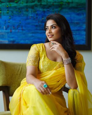 Kavya Shetty Instagram - 💛✨🫰

Designer @maya_designer_studio_ @mousumilija 
Jewellery @ckcjewellers @ckcsons 
Makeup & Hair @ramya_bridalartistry
#kavyashetty