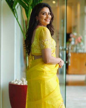 Kavya Shetty Instagram - 💛✨🫰

Designer @maya_designer_studio_ @mousumilija 
Jewellery @ckcjewellers @ckcsons 
Makeup & Hair @ramya_bridalartistry
#kavyashetty