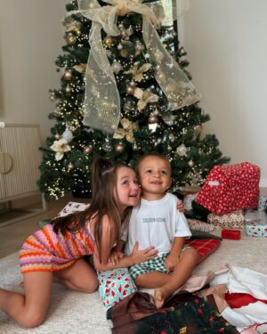 Kayla Itsines Instagram - Merry Christmas Everyone 😍🎄 Love Arna and Jax 🥰