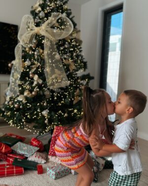 Kayla Itsines Instagram - Merry Christmas Everyone 😍🎄 Love Arna and Jax 🥰