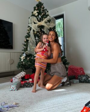 Kayla Itsines Instagram - Merry Christmas Everyone 😍🎄 Love Arna and Jax 🥰