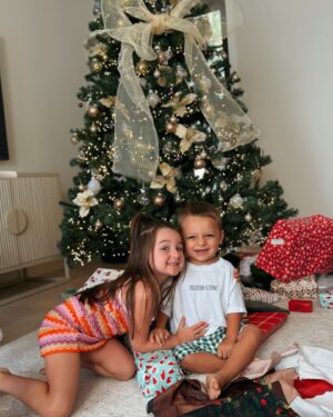 Kayla Itsines Instagram - Merry Christmas Everyone 😍🎄 Love Arna and Jax 🥰