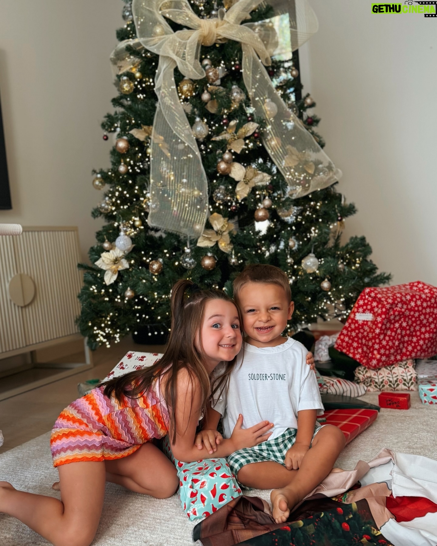 Kayla Itsines - 70.2K Likes - Merry Christmas Everyone 😍🎄 Love Arna and Jax 🥰