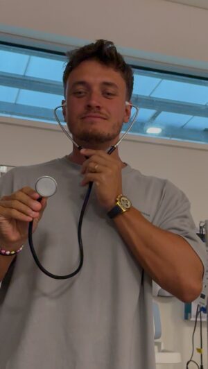 Kayla Itsines Instagram - Hospital made better when you’re married to your best friend @jaewoodroffe 🤣🤣🤣 The nurses love him. 

Guys, this has NOT been the best start to 2025…I’m not gonna lie🫠 What started as a headache (which made SENSE because I was getting my period), turned into a full blown migraine thing lasting five days… which THEN turned into me becoming absolutely delirious and ending up in the emergency department. 
…. Doesn’t matter because everyone knows the first week of 2025 doesn’t count 🤣🥴 
I’ll be back to regular programming in no time. 

P.s I blame my son for this weird af virus 😵‍💫
…. My daughter would never do this to me
