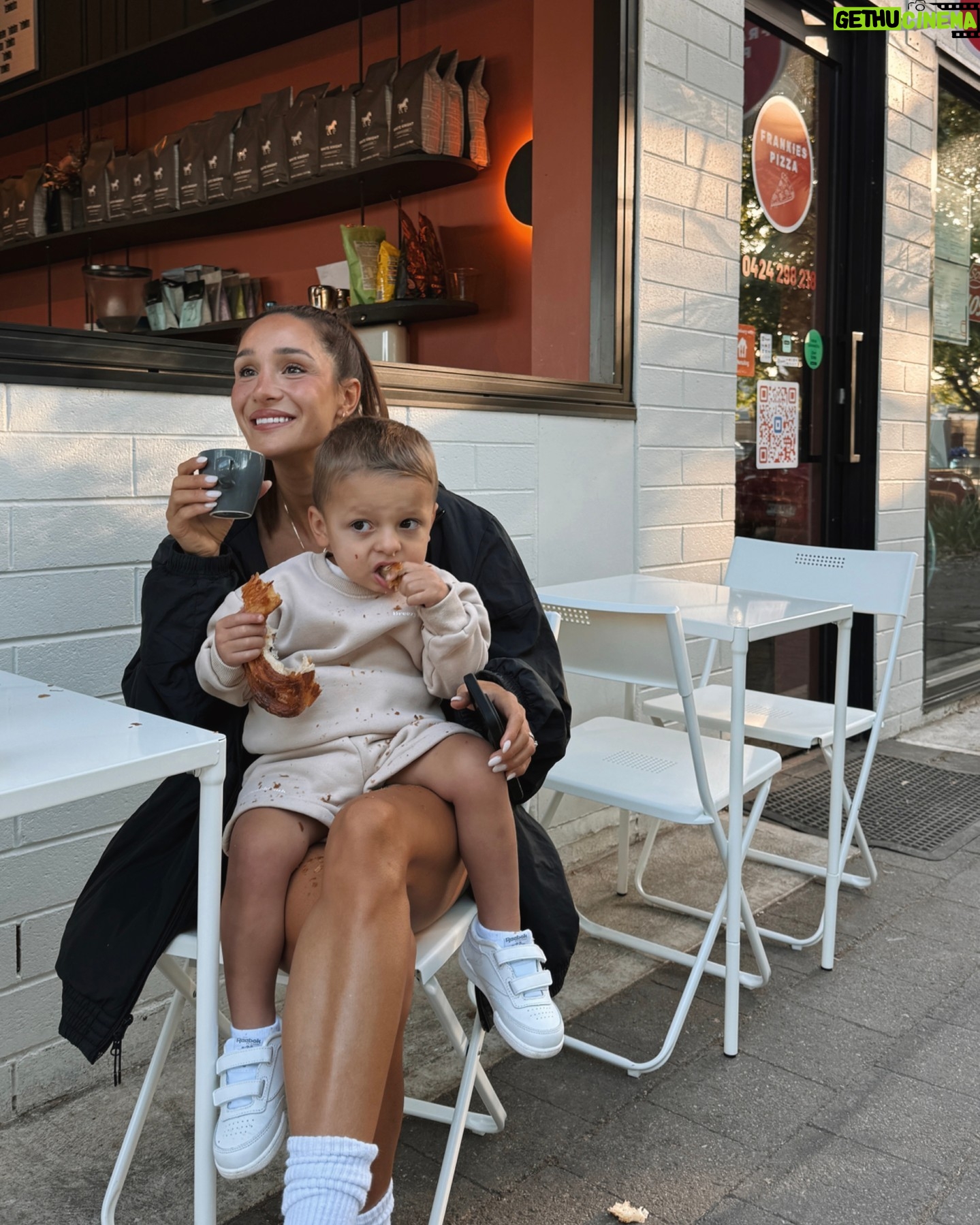 Kayla Itsines - 38.8K Likes - A recap of how I spent the last few weeks of 2024... with family, eating LOTS of good food, and having some downtime to recharge.✨
What was your highlight? 🤩