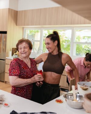 Kayla Itsines Instagram - Our family recipes are now YOUR family recipes ❤️🇬🇷 You guys…. we actually got RECIPES out of Yiayia… do you know how impossible this was 💀 When we asked her how much salt she said “ah not much” …. YIAYIA!! That’s NOT an amount 🤣😂 Link is in my bio and I’ve made a little highlight reel for it too 👀😍 Happy cooking !!!
