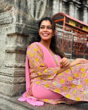 Keerthi shanthanu Instagram - 💗💛💗💛💗
The simple me!

#kiki #in #temple