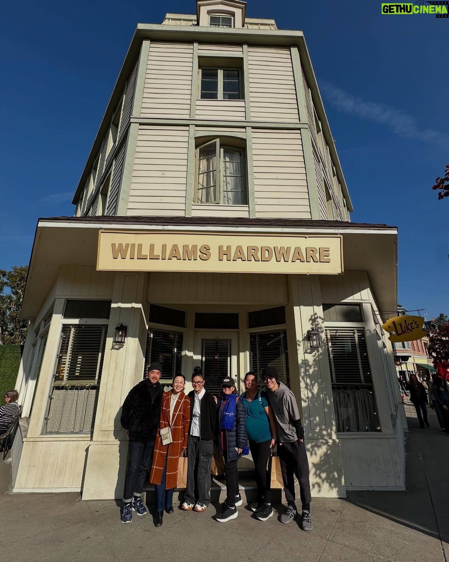 Keiko Agena - 87.6K Likes - Had a blast at the Stars Hollow @wbtourhollywood. My mom and sister wanted to go. Thank you @jamesepettit for setting up a VIP tour with Amanda. She’s the best! We drank founder’s day punch and went to the prop house and took a bunch of pics and played around in Luke’s Diner in Lane’s old sweater. Such a special day with family and friends. @ashes.gigi.mini @halmoniagena @shinkawasaki @priskamusik @0abrahamkim0
Thank you @valeriescateyescream for saving that sweater for me. 💕
#gilmoregirls #lanekim