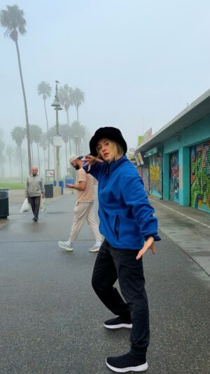 Kelli Erdmann Instagram - Jamiroquai takes Venice Beach 🏝️ 

#jamiroquai #happykelli #results #virtualinsanity #dance