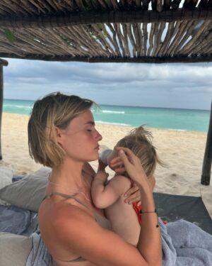 Kelly Bailey Instagram - Así estamos ... Enamorados

Afternoon naps are the best 🐚