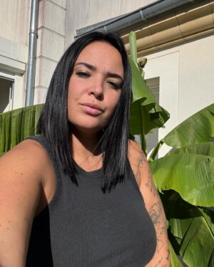 Kelly Helard Instagram - ✨ Nouvelle coiffure, nouveau moi! ✨ J’ai osé un grand changement capillaire simplement parce que j’en avais envie. Aucun regret, que du bonheur! 💇‍♀️❤️ #HairTransformation #NewLook #LivingMyBestLife 
Merci à ma copine @aadra_hair_and_beauty