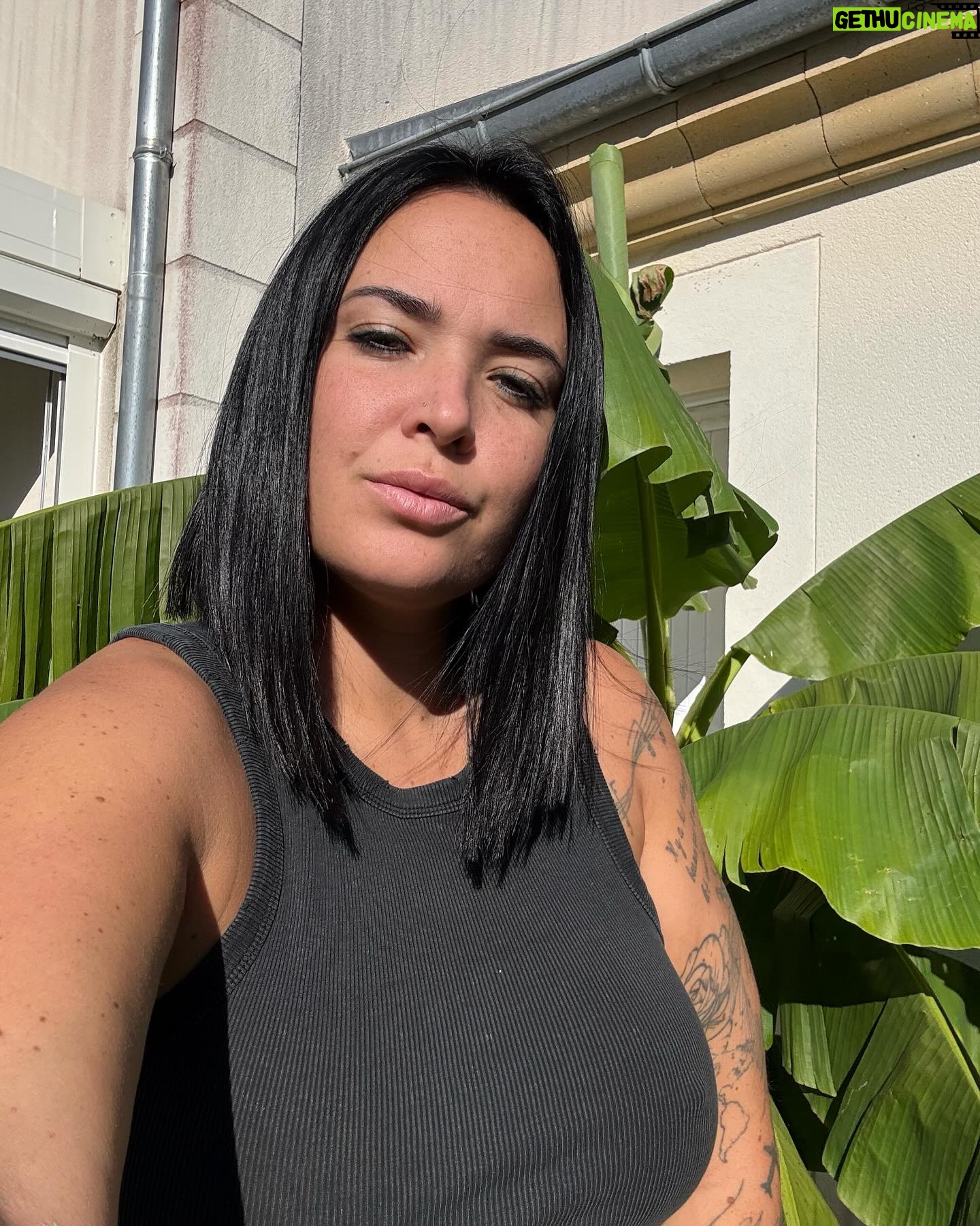 Kelly Helard - 5.3K Likes - ✨ Nouvelle coiffure, nouveau moi! ✨ J’ai osé un grand changement capillaire simplement parce que j’en avais envie. Aucun regret, que du bonheur! 💇♀️❤️ #HairTransformation #NewLook #LivingMyBestLife
Merci à ma copine @aadra_hair_and_beauty