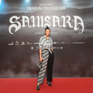 Kelly Tandiono Instagram - Samsara is a beautiful Indonesian mystical cinema concert by @garin_film about a man from an impoverished family who was rejected by the wealthy parents of the women he loves. Desperate, he strikes a bargain with the Monkey King performing dark ritual to gain wealth. The insatiable hunger to become something one is not and the boundaries one is willing to cross to achieve it. 
.
It was such a beautiful and magical cinematic experience with amazing visuals of silent black and white film mixed with balinese culture and instruments. I had goosebumps watching it, it was breathtaking ♥️♥️
.
Congrats to mas Garin, all cast and crew it was remarkable ♥️
.
#Samsara #CinemaConcert #TIM #TamanIsmailMarzuki #Indonesia