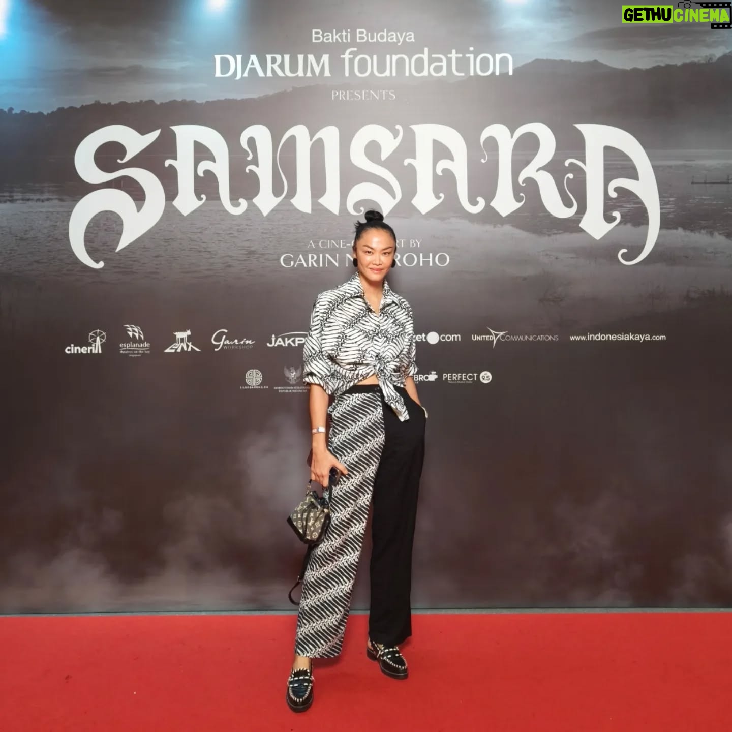 Kelly Tandiono - 5.3K Likes - Samsara is a beautiful Indonesian mystical cinema concert by @garin_film about a man from an impoverished family who was rejected by the wealthy parents of the women he loves. Desperate, he strikes a bargain with the Monkey King performing dark ritual to gain wealth. The insatiable hunger to become something one is not and the boundaries one is willing to cross to achieve it.
.
It was such a beautiful and magical cinematic experience with amazing visuals of silent black and white film mixed with balinese culture and instruments. I had goosebumps watching it, it was breathtaking ♥️♥️
.
Congrats to mas Garin, all cast and crew it was remarkable ♥️
.
#Samsara #CinemaConcert #TIM #TamanIsmailMarzuki #Indonesia