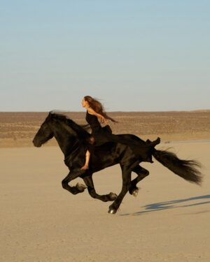Kerri Kasem Instagram - Completely unretouched in anyway, here are some of my most favorite shots from the @brianbowensmith photoshoot! 📸

Thanks again Jimmy for sharing your beautiful horse, @el_mil_amores_friesian with us! 🖤

TY @lindamedvenestyling 😘
TY @georgemasin videographer/editor 🎥