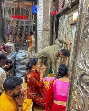 Ketaki Mategaonkar Instagram - Akkalkot - A place that needs no introduction. 

My safe space, in a true sense. 

It was meant to be, when it was his wish, he called, I went. 
The way he protects you, guides you. 

When you truly surrender to him, he shows the path that’s truly meant for you, he holds your finger and walks beside you. 

You undoubtedly start walking and all the fears doubts and patterns are vanquished. 

True surrenderance to him, and I’ve seen magic happening around me. 🙏

PS: Check the last photo to see the effect Akkalkot has on me. 💜💛💜💛