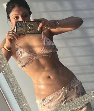 Khushi Mukherjee Instagram - Sunkissed ☀️⛅️🌤️
#sunkissed #abschallenge #ﬁtness