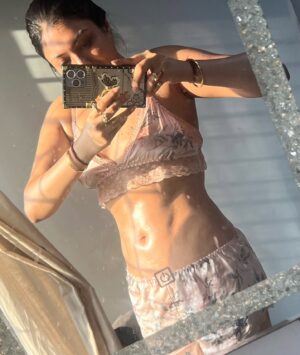 Khushi Mukherjee Instagram - Sunkissed ☀️⛅️🌤️
#sunkissed #abschallenge #ﬁtness