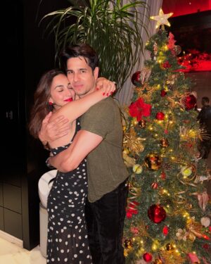 Kiara Advani Instagram - Merry Christmas from us to you ❤️🎅