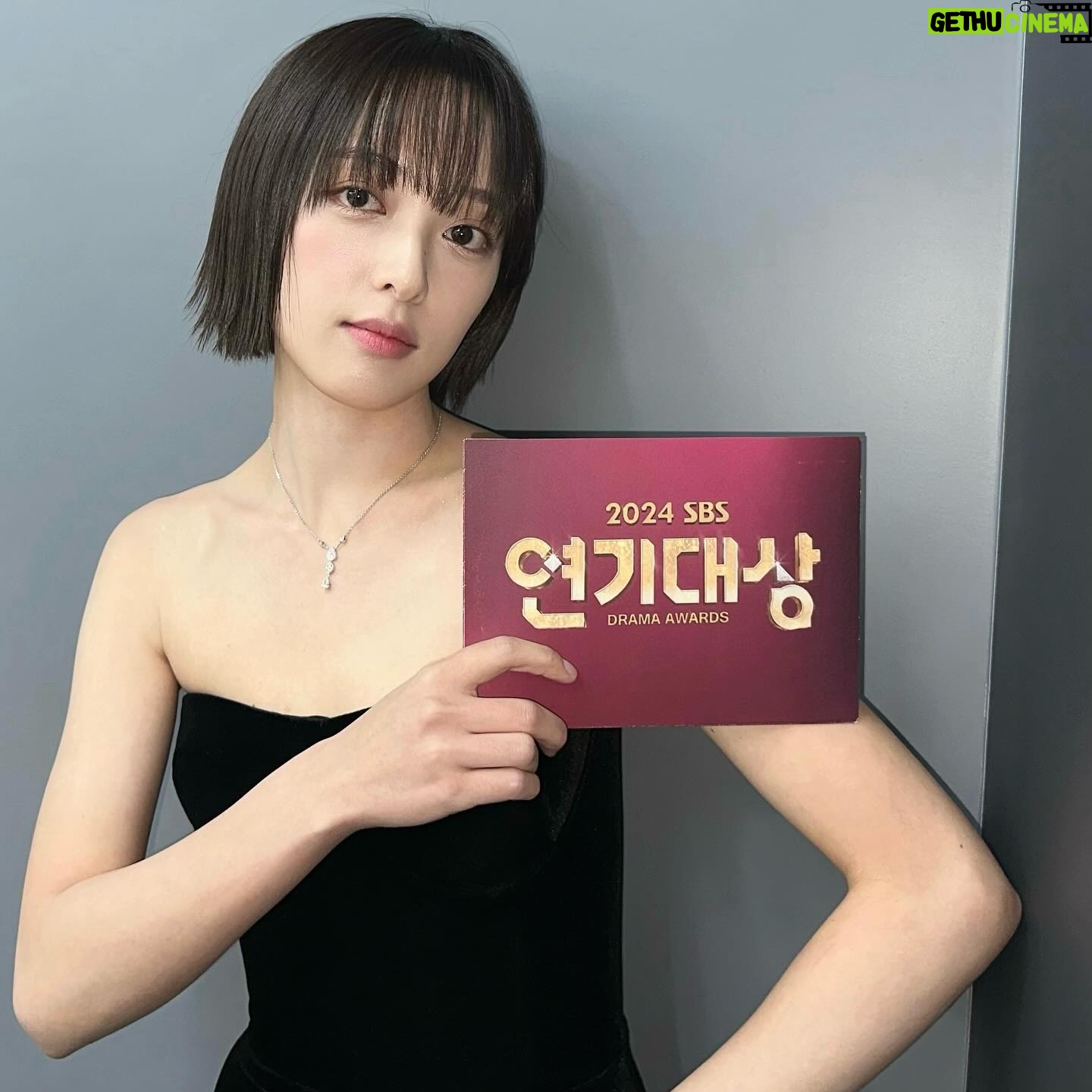 Kim Bo-ra - 24.4K Likes - 지난 21일, ‘2024 SBS 연기대상’에 시상자로 초대해 주셔서 감사했습니다 :) 내년에 방영될 드라마 ‘사마귀’ 많이 기대해 주세요!! 모두 메리 크리스마스, 감기 조심하세요🌈