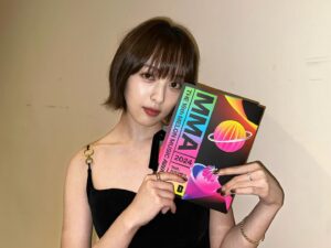 Kim Bo-ra Instagram - The 16th Melon Music Awards, MMA2024(MMA, 멜론뮤직어워드) @melon_music 에서 시상을 하게 되어 영광이었습니다, 소중한 자리 감사합니다🍈🎵.

* @you_naaaaa 유나 만났다🤝🏻