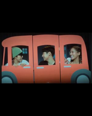 Kim Eana Instagram - 농담처럼 시작된 재쓰비프로젝트는 내가 너무 좋아하는 두 명의 작곡가(황현, 제아)와의 합작으로 마무리되었다. 가사에 멤버들의 이야기를 담고 싶어 숙제를 냈었다. 자아에 기스 하나 나지 않았던, 무모하고 반짝였던 때를 떠올려서 보내달라고.  승헌쓰는 중3시절을, 가비는 초딩 시절을, 재재는 지금을 떠올렸다. 사실 재재 숙제는 보고 좀 울컥할 뻔;  가사에 녹아있는 멤버들의 사랑스런 이야기 원본 일부들을 공개하며🤭.. 

1.뮤비 캡쳐
2.승헌쓰 숙제
3.가비 숙제
4.재재 숙제
5.“너와의 모든 지금” 가사 일부 
6.재재의 파격 노출 

#재쓰비 #너와의모든지금 #eanawork