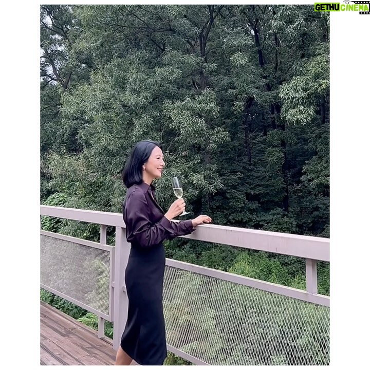 Kim Hee-ae - 12K Likes - .
영화 ’보통의 가족‘ 포스터 촬영 날
소품으로 준비된 와인 들고 신난
짠희애 🥂
저 영화에서도 와인 쫌 마셔요 😆🍷
꼭 봐주세요!
#김희애 #KIMHEEAE
#영화 #보통의가족 #개봉
@yg_stage