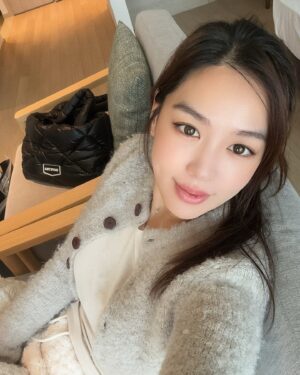 Kim Hee-jung Instagram - Feeling as white and pure as the winter snow ☃️❄️