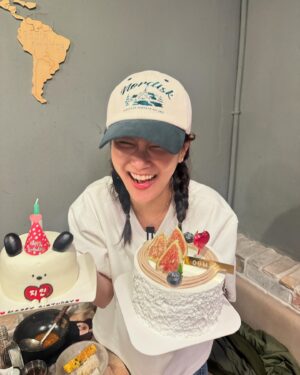 Kim Ji-min Instagram - 매일이 진심 행복했어요
선물도 너무 과분하게 많이받았어요
매일이 이렇게 행복할수 있구나 싶어요💕