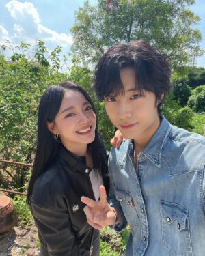 Kim Se-jeong Instagram - 단체 포스터💙
취하는 로맨스 D-4🩵
