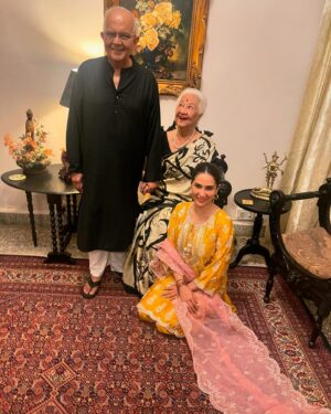 Kim Sharma Instagram - Saal Mubarak 🪔♥️👵🏼👴🏼👩🏾👩🏽🧿