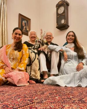 Kim Sharma Instagram - Saal Mubarak 🪔♥️👵🏼👴🏼👩🏾👩🏽🧿