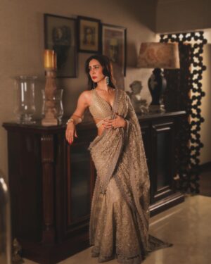 Kim Sharma Instagram - This took effort 😮‍💨 Outfit @jade_bymk jewellery @tyaanijewellery @kaustav.dey hair @noori_hairstylist makeup @preyenga_g @mudindia