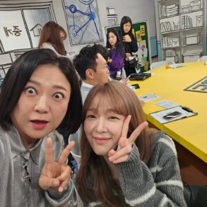 Kim Sook Instagram - 저저번주는 조선의 소프라노 한기주와
저번주는 매란국극단 단장님 강소복과
이번주는 매란국극단 연구생 초록이와 함께
#올해 최고의 드라마 #정년이 #라미란 #장혜진 #승희