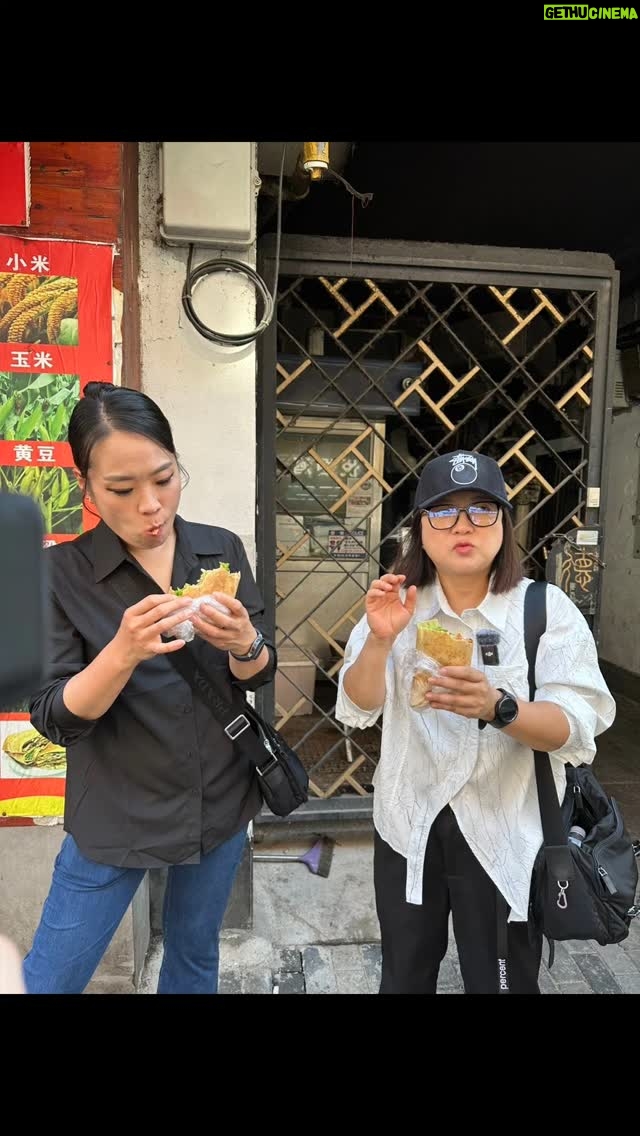 Kim Sook - 11.6K Likes - 어쩌다보니 흑백요리사처럼 옷을 입었네요^^
#정지선쉐프님 이랑 지엔삥(?)도 먹고 지선쉐프의 인생요리도 맛보고 빠스 만들 쟁반도 보고 있어요 ㅋㅋ
#흑백요리사 @chef_jisunjoung