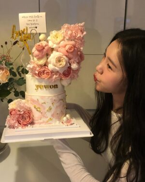 Kim Ye-won Instagram - 꽃처럼 향기롭게
지금처럼 오래도록 함께 걸어요💐🎂♥️

서로의 페이보릿,🍫
내친구 내사랑 예브리원 👯‍♀️

늘 럽유 :) 🙏🏻🫶🏻

#20241211