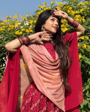 Kinjal Rajpriya Instagram - सुहानी धूप, गुलाबी ठंड और शादी का माहौल 🌺 #VatavaranVibes
