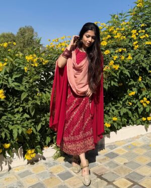 Kinjal Rajpriya Instagram - सुहानी धूप, गुलाबी ठंड और शादी का माहौल 🌺 #VatavaranVibes