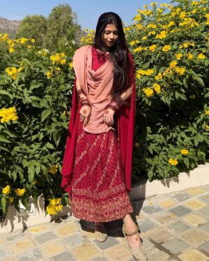 Kinjal Rajpriya Instagram - सुहानी धूप, गुलाबी ठंड और शादी का माहौल 🌺 #VatavaranVibes