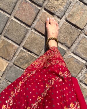 Kinjal Rajpriya Instagram - सुहानी धूप, गुलाबी ठंड और शादी का माहौल 🌺 #VatavaranVibes